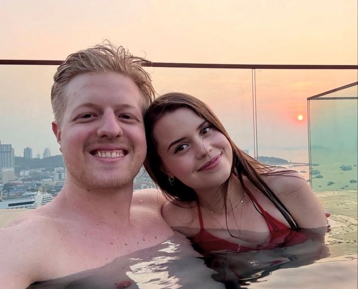 Master Nico und Jamie Young gemeinsam in einem Dachpool bei Sonnenuntergang in Thailand